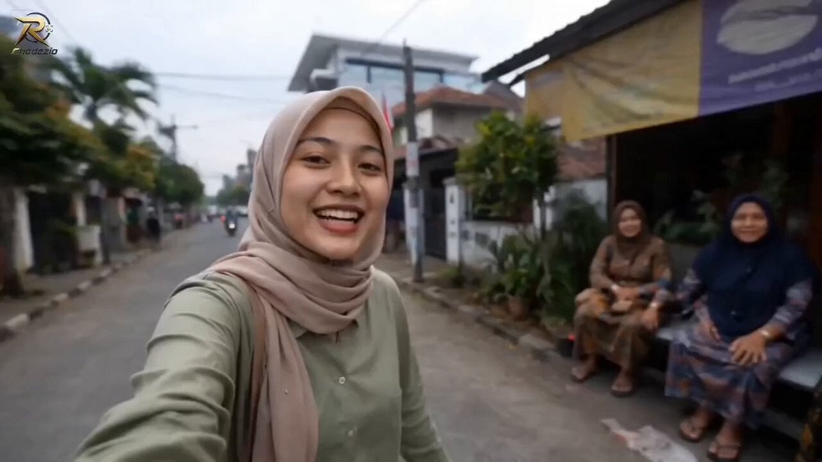 Cinematic Street Vlog: Hijab-Wearing Woman Explores Indonesian Market